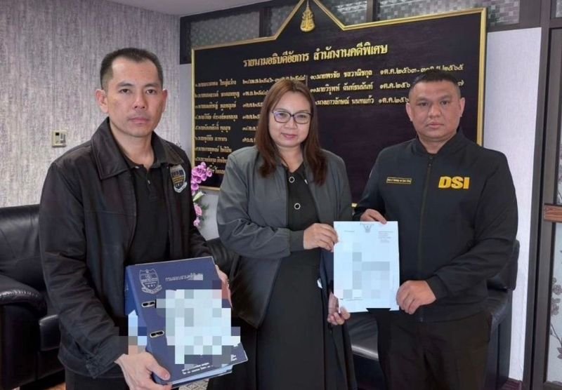Die Abteilung für Sonderermittlungen (DSI) hat einen bedeutenden Fall von kinderpornografischem Material, der mehr als 240.000 illegale Dateien umfasst, die über Telegram und VK verbreitet wurden, formell an die Staatsanwaltschaft übergeben. Dies ist ein wichtiger Schritt in Richtung Strafverfolgung und unterstreicht Thailands Engagement im Kampf gegen die Ausbeutung von Kindern im Internet.