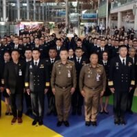 In einer gemeinsamen Aktion verstärken das Einwanderungsbüro und die thailändische Tourismusbehörde (TAT) die Sicherheitsvorkehrungen, um die Sicherheit und das Wohlergehen der Touristen über Weihnachten und Neujahr 2026 zu gewährleisten. Am 22. Dezember 2025 überwachten hochrangige Beamte, darunter Generalleutnant Panumas Boonlaksum und Herr Tosapol Wannasuphaphol, den Einsatz von Einwanderungsbeamten am Flughafen Suvarnabhumi, um reibungslose Einreiseformalitäten während der Feiertage zu gewährleisten.