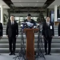 Verteidigungsminister General Natthaphon Narkphanit sagt, Kambodscha habe einer Waffenruhe ab 12:00 Uhr am 27. Dezember zugestimmt, mit dem Verzicht auf Truppenbewegungen und Provokationen sowie einer 72-stündigen Überwachungsperiode, zusammen mit Verpflichtungen zur Minenräumung und Bekämpfung der transnationalen Kriminalität