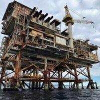 Die von Atthawit Suwannapakdee geführte Partei der Vereinigten Thailändischen Nation hat mit ihrem Vorschlag, stillgelegte Ölplattformen im Golf von Thailand in Offshore-Gefängnisse umzuwandeln, eine hitzige Debatte ausgelöst . In den sozialen Medien als „Azkaban-Gefängnis“ bezeichnet, zielt diese Initiative darauf ab, vorhandene Ressourcen für Hochsicherheitshaft zu nutzen