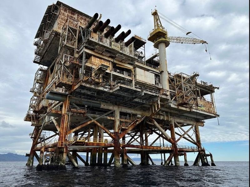 Die von Atthawit Suwannapakdee geführte Partei der Vereinigten Thailändischen Nation hat mit ihrem Vorschlag, stillgelegte Ölplattformen im Golf von Thailand in Offshore-Gefängnisse umzuwandeln, eine hitzige Debatte ausgelöst . In den sozialen Medien als „Azkaban-Gefängnis“ bezeichnet, zielt diese Initiative darauf ab, vorhandene Ressourcen für Hochsicherheitshaft zu nutzen