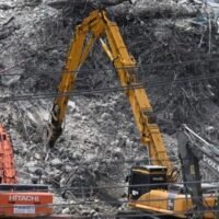 Die Behörden haben 23 Personen und Organisationen wegen des Einsturzes des neuen Gebäudes des Rechnungshofs formell angeklagt. Dies stellt eine deutliche Verschärfung der rechtlichen Schritte nach dem tödlichen Gebäudeeinsturz dar. Die Staatsanwaltschaft hat Anklagen wegen mutmaßlich rechtswidriger Planungs-, Bauaufsichts- und Baupraktiken sowie Urkundenfälschung erhoben. Weitere Korruptionsvorwürfe werden nun untersucht.