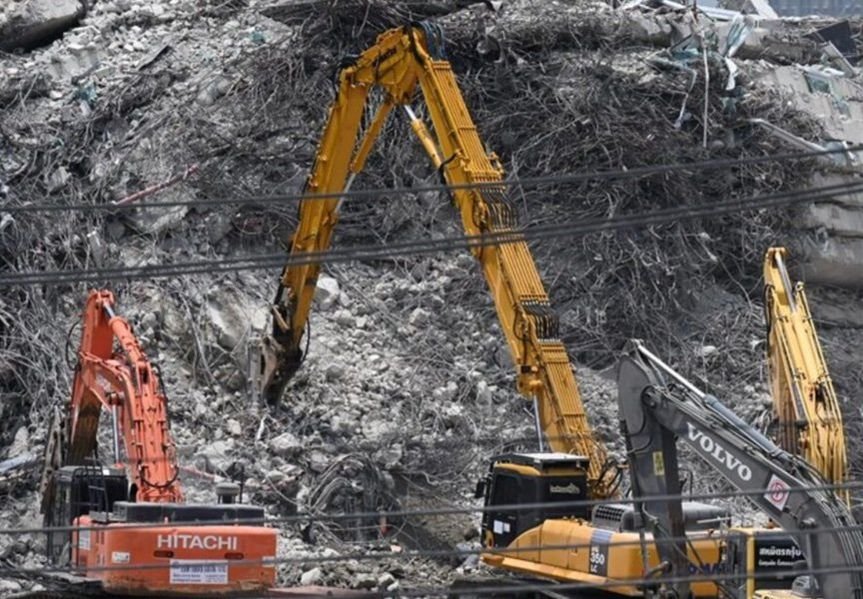 Die Behörden haben 23 Personen und Organisationen wegen des Einsturzes des neuen Gebäudes des Rechnungshofs formell angeklagt. Dies stellt eine deutliche Verschärfung der rechtlichen Schritte nach dem tödlichen Gebäudeeinsturz dar. Die Staatsanwaltschaft hat Anklagen wegen mutmaßlich rechtswidriger Planungs-, Bauaufsichts- und Baupraktiken sowie Urkundenfälschung erhoben. Weitere Korruptionsvorwürfe werden nun untersucht.