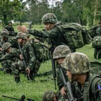 Am Nachmittag des 7. Dezember kam es in der Provinz Sisaket an der Grenze zu einem heftigen Zusammenstoß zwischen thailändischen und kambodschanischen Streitkräften, bei dem zwei thailändische Soldaten verletzt wurden, berichtete die Zeitung Naewna.