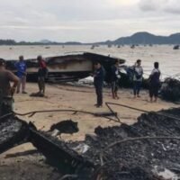 Der Gesamtschaden an den 22 Schnellbooten, die gestern Morgen (7. Januar) bei einem Großbrand am Pier der Chalong-Bucht in Phuket zerstört wurden, beläuft sich auf rund 38 Millionen Baht. Die Ermittlungen zur Brandursache dauern an.
