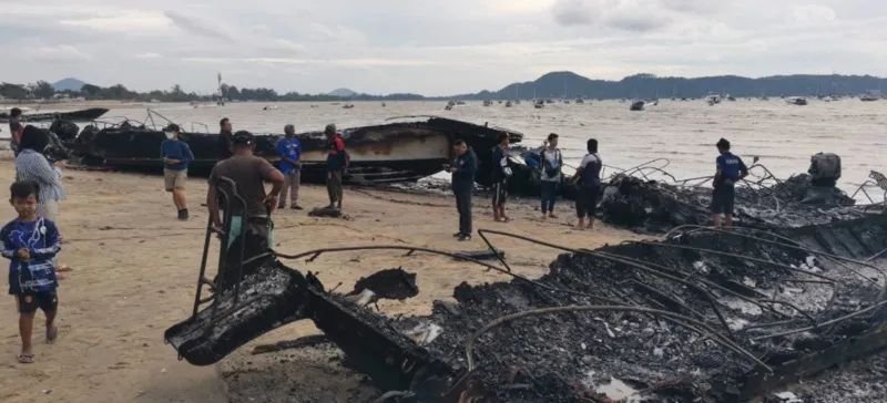 Der Gesamtschaden an den 22 Schnellbooten, die gestern Morgen (7. Januar) bei einem Großbrand am Pier der Chalong-Bucht in Phuket zerstört wurden, beläuft sich auf rund 38 Millionen Baht. Die Ermittlungen zur Brandursache dauern an.