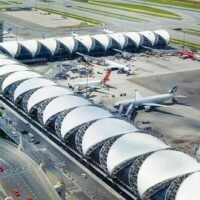 Airports of Thailand Plc (AOT) hat eine Strategie zur Steigerung des Flugverkehrs während der Hauptreisezeit vorgestellt. Die Initiative umfasst Rabatte auf Servicegebühren und weitere Vorteile für Fluggesellschaften, die Flüge auf zuvor gesperrten Slots wieder aufnehmen. Ziel dieser Maßnahme ist es, die Passagierzahlen zu erhöhen und Einnahmeverluste an den sechs großen Flughäfen von AOT, darunter Suvarnabhumi und Don Mueang, zu minimieren.