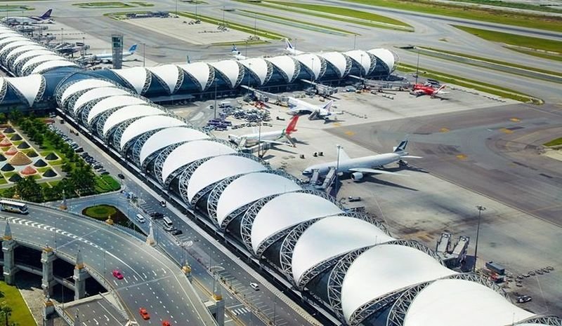 Airports of Thailand Plc (AOT) hat eine Strategie zur Steigerung des Flugverkehrs während der Hauptreisezeit vorgestellt. Die Initiative umfasst Rabatte auf Servicegebühren und weitere Vorteile für Fluggesellschaften, die Flüge auf zuvor gesperrten Slots wieder aufnehmen. Ziel dieser Maßnahme ist es, die Passagierzahlen zu erhöhen und Einnahmeverluste an den sechs großen Flughäfen von AOT, darunter Suvarnabhumi und Don Mueang, zu minimieren.