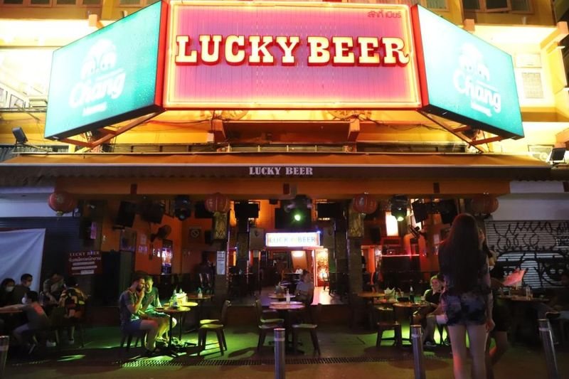 Die thailändische Börse (SET) treibt die Notierung der drei größten alkoholischen Produzenten des Landes voran. Thai Beverage Plc (ThaiBev) wird voraussichtlich noch in diesem Jahr den Anfang machen. Kitipong Urapeepatanapong, Vorsitzender der SET, betonte, dass diese großen, profitablen Unternehmen derzeit am thailändischen Aktienmarkt unterrepräsentiert seien. Man erwarte, dass dieser Schritt einen neuen Sektor an die Börse bringe, dadurch das Interesse neuer Investoren wecke und die Marktkapitalisierung steige.