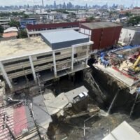 Die Probleme der Stadt, von Straßeneinbrüchen bis hin zu Haustierregeln, rücken näher an Lösungen heran, schreibt Supoj Wancharoen Von maroden Straßen bis hin zu umstrittenen Schulden im öffentlichen Nahverkehr, strengeren Haustiervorschriften und höheren Müllgebühren – das Jahr 2025 markierte einen Wendepunkt in der Art und Weise, wie Bangkok sich selbst regiert.