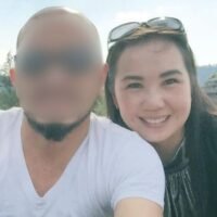 Die 45-jährige Thailänderin Thatsanee Saelee wird vermisst, nachdem sie mit ihrem in Thailand geborenen amerikanischen Ex-Mann George von Thailand nach Laos gereist war. Seit dem 29. Dezember hat ihre Familie keinen Kontakt mehr zu ihr, was große Besorgnis über ihren Verbleib auslöst. Der 46-jährige George bestreitet jegliche Beteiligung an ihrem Verschwinden und besteht darauf, ausschließlich über einen Anwalt zu kommunizieren.