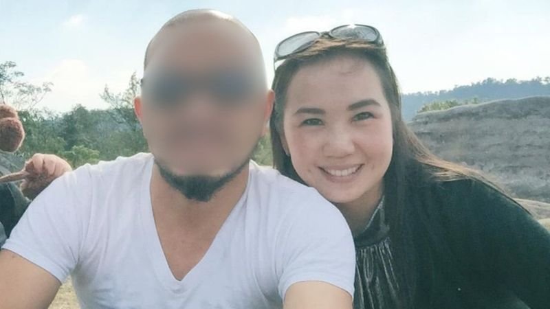 Die 45-jährige Thailänderin Thatsanee Saelee wird vermisst, nachdem sie mit ihrem in Thailand geborenen amerikanischen Ex-Mann George von Thailand nach Laos gereist war. Seit dem 29. Dezember hat ihre Familie keinen Kontakt mehr zu ihr, was große Besorgnis über ihren Verbleib auslöst. Der 46-jährige George bestreitet jegliche Beteiligung an ihrem Verschwinden und besteht darauf, ausschließlich über einen Anwalt zu kommunizieren.