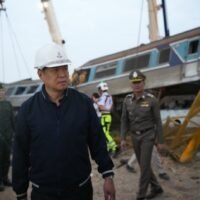 Der amtierende Premierminister Anutin Charnvirakul hat nach den jüngsten Kranunfällen mit über 30 Todesopfern entschieden gehandelt und die Kündigung zweier Verträge mit Italian-Thai Development Plc (ITD) angeordnet. In einer Rede im Regierungssitz betonte Charnvirakul, die alarmierenden Sicherheitsmängel müssten dringend behoben werden. Er wies das Verkehrsministerium an, die Verträge zu kündigen und rechtliche Schritte gegen das Unternehmen einzuleiten.