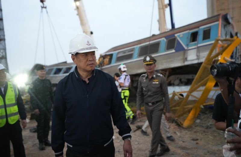 Der amtierende Premierminister Anutin Charnvirakul hat nach den jüngsten Kranunfällen mit über 30 Todesopfern entschieden gehandelt und die Kündigung zweier Verträge mit Italian-Thai Development Plc (ITD) angeordnet. In einer Rede im Regierungssitz betonte Charnvirakul, die alarmierenden Sicherheitsmängel müssten dringend behoben werden. Er wies das Verkehrsministerium an, die Verträge zu kündigen und rechtliche Schritte gegen das Unternehmen einzuleiten.