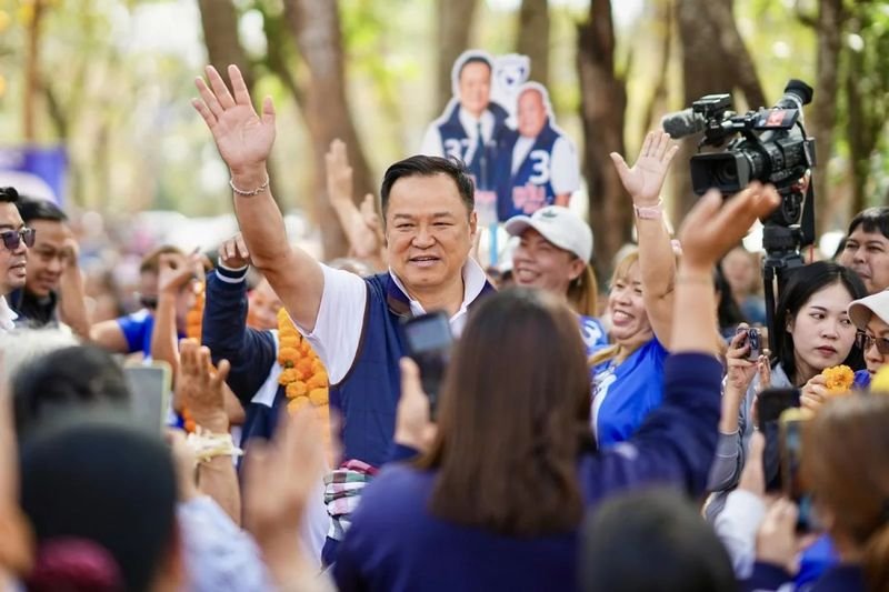 Der Vorsitzende der Bhumjaithai-Partei (BJT), Anutin Charnvirakul, wies eine Prognose des Leiters der Nida-Wahlkommission zurück, wonach die Partei bei den Parlamentswahlen bis zu 150 Sitze gewinnen würde, und bezeichnete die Zahl als „zu niedrig“. Herr Anutin sagte am Mittwoch, dass BJT in jedem Wahlkreis hart kämpfe und dass die Nida-Schätzung das interne Ziel der Partei verfehle.