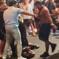 Eine gewalttätige Schlägerei mit ausländischen Touristen auf der Bangla Road in Patong, Phuket, löste Besorgnis über die Sicherheit der Besucher und den Ruf der Provinz als Top-Urlaubsziel aus. Ein Video der Schlägerei , die am späten Sonntagabend stattfand, wurde auf Facebook veröffentlicht.
