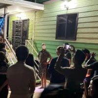 Ein elfjähriges finnisches Mädchen wurde in der nordöstlichen Provinz Sa Kaeo aus einem Haus gerettet, nachdem sie eine E-Mail an die Polizei in ihrem Heimatland geschickt hatte, in der sie angab, von zwei finnischen Erwachsenen eingesperrt und gefoltert worden zu sein.