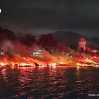 . In der Chalong Bay auf Phuket brach ein Großbrand aus, bei dem mindestens 10 Schnellboote zerstört wurden. Die Polizei hat die Zufahrtswege zum Pier gesperrt, damit Feuerwehr und Rettungsfahrzeuge die Einsatzstelle sichern können. Die Löscharbeiten wurden durch starke Winde behindert, und zum Zeitpunkt der Meldung war der Brand noch nicht unter Kontrolle. Die Brandursache wird untersucht, der Gesamtschaden wird voraussichtlich mehrere Millionen Baht betragen.