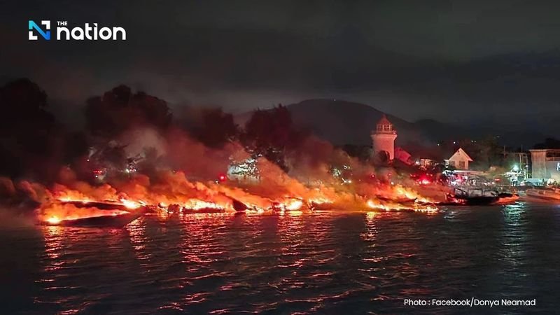. In der Chalong Bay auf Phuket brach ein Großbrand aus, bei dem mindestens 10 Schnellboote zerstört wurden. Die Polizei hat die Zufahrtswege zum Pier gesperrt, damit Feuerwehr und Rettungsfahrzeuge die Einsatzstelle sichern können. Die Löscharbeiten wurden durch starke Winde behindert, und zum Zeitpunkt der Meldung war der Brand noch nicht unter Kontrolle. Die Brandursache wird untersucht, der Gesamtschaden wird voraussichtlich mehrere Millionen Baht betragen.