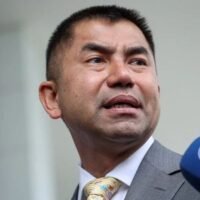 Das Central Investigation Bureau (CIB) hat in einem Bestechungsfall um den ehemaligen stellvertretenden nationalen Polizeichef Surachate „Big Joke“ Hakparn umfangreiches Beweismaterial gesammelt. Am 5. Januar werden hochrangige Polizeibeamte ihre Ergebnisse präsentieren. Im Mittelpunkt der Ermittlungen steht der Vorwurf, Surachate habe die Übergabe von Goldbarren im Wert von 246 Baht an ein Mitglied der Nationalen Antikorruptionskommission (NACC), das in den Fall verwickelt ist, ermöglicht.