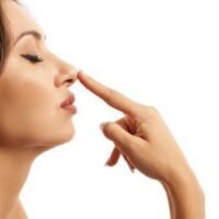 Das thailändische Seuchenbekämpfungsamt (DDC) hat neue Richtlinien erlassen, die Verkäufer verpflichten, vor dem Alkoholausschank auf Alkoholisierung zu achten. Diese Richtlinien basieren auf dem 2015 aktualisierten Alkoholgesetz BE 2551 (2008), das den Verkauf von Alkohol an Betrunkene verbietet. Obwohl das Gesetz am 8. November 2025 in Kraft tritt, sind die offiziellen Symptome einer Alkoholisierung vor den Feierlichkeiten zum Neujahr 2026 noch nicht definiert.