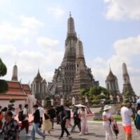 Der Tourismusvertrauensindex in Thailand sank im vierten Quartal 2025 im Vergleich zum Vorjahr. Dies deutet auf eine langsamere Erholung des Sektors als erwartet hin, da Überschwemmungen, regionale Spannungen und die Stärke der thailändischen Währung die Reisenachfrage belasteten.