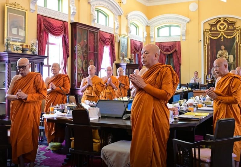 Der Oberste Sangha-Rat hat eine neue Richtlinie zur Verschärfung der Kontrollen über die Herstellung und den Vertrieb von Amuletten und anderen religiösen Gegenständen verabschiedet. Begründet wird dies mit der Notwendigkeit, die buddhistischen Kernlehren und die klösterliche Disziplin zu wahren. Die Maßnahme, die nach der ersten Sitzung des Rates im Jahr 2026 bekannt gegeben wurde, soll Praktiken eindämmen, die als Ablenkung vom Studium und der Ausübung des Buddhismus gelten, und die Rolle von Tempeln und Mönchen landesweit stärken.