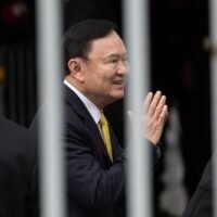 Thailands ehemaliger Premierminister Thaksin Shinawatra wird voraussichtlich im Mai nach Verbüßung von zwei Dritteln seiner einjährigen Haftstrafe auf Bewährung freigelassen, wie eine Quelle aus dem Justizvollzugsministerium mitteilte. Diese Nachricht kam nach einem Familienbesuch im Zentralgefängnis Klongprem ans Licht. Thaksins voraussichtliche Freilassung kann bereits nach Verbüßung von acht Monaten seiner Haftstrafe erfolgen.