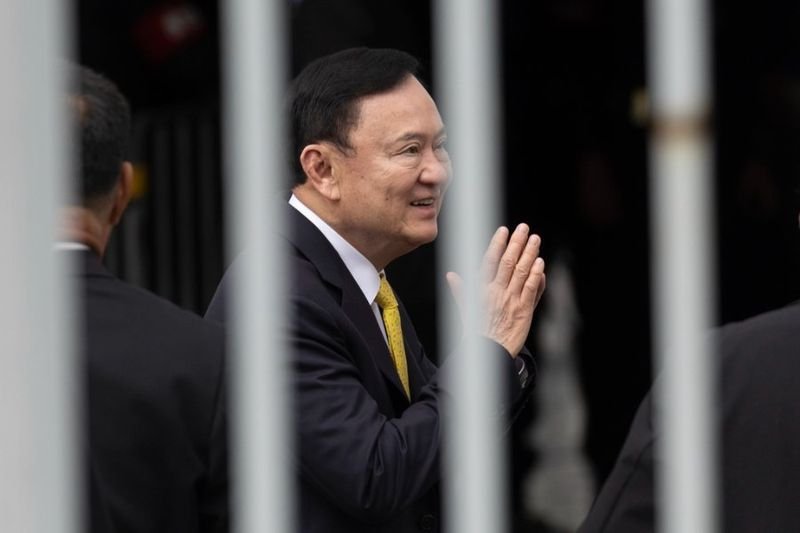Thailands ehemaliger Premierminister Thaksin Shinawatra wird voraussichtlich im Mai nach Verbüßung von zwei Dritteln seiner einjährigen Haftstrafe auf Bewährung freigelassen, wie eine Quelle aus dem Justizvollzugsministerium mitteilte. Diese Nachricht kam nach einem Familienbesuch im Zentralgefängnis Klongprem ans Licht. Thaksins voraussichtliche Freilassung kann bereits nach Verbüßung von acht Monaten seiner Haftstrafe erfolgen.