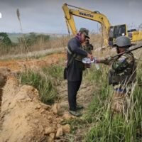 Der ehemalige stellvertretende Kommandeur des Zweiten Armeebereichs warnt vor einer dritten Kampfrunde. Generalleutnant Kanok Netrawatthanasena, ein ehemaliger hochrangiger Kommandeur im 2. Armeebereich, hält eine dritte Kampfrunde zwischen Thailand und Kambodscha für wahrscheinlich und verweist auf Anzeichen verstärkter Verteidigungsvorbereitungen wie das Ausheben von Schützengräben und den Bau von Bunkern.