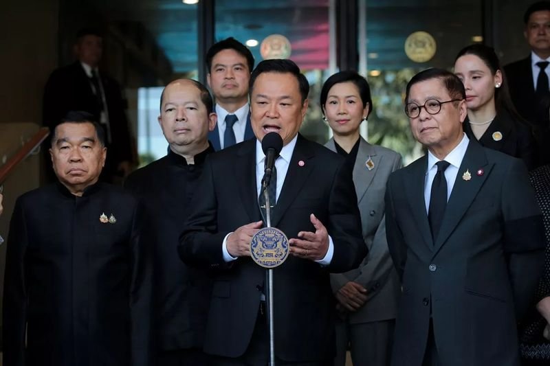 Kambodscha müsse unverzüglich den Bruch des Waffenstillstands an der Grenze in Ubon Ratchathani am Dienstagmorgen aufklären, bei dem ein thailändischer Soldat durch eine kambodschanische Mörsergranate verletzt wurde, sagte Premierminister Anutin Charnvirakul. Kambodscha tat den Vorfall zunächst als „Unfall“ ab.