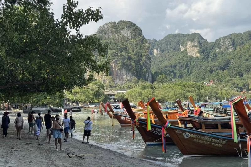 Der thailändische Tourismus ist übermäßig abhängig von traditionellen Attraktionen wie Tempeln, Palästen und Stränden, wobei Innovationen zur Gewinnung von wiederholten Besuchern nur begrenzt vorhanden sind. Da die Parlamentswahlen in weniger als einem Monat anstehen, haben die politischen Parteien begonnen, Maßnahmen zur Ankurbelung der Wirtschaft angesichts der Konjunkturabschwächung anzukündigen.
