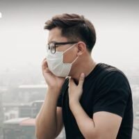 Die PM2,5 Konzentration steigt in ganz Bangkok, während in den östlichen Gebieten erste gesundheitliche Auswirkungen spürbar werden. Die PM2,5 Feinstaubbelastung in Bangkok ist angestiegen, wobei in mehreren Bezirken der gesundheitsrechtliche Grenzwert von 37,5 µg/m³ überschritten wird. Der Osten Bangkoks ist am stärksten betroffen, wobei im Bezirk Lat Krabang mit 47,6 µg/m³ der höchste PM2,5 Wert gemessen wurde.