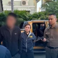 In China wird ein Trio gesucht, weil sie Tausenden von Landsleuten gefälschte Börsengänge angepriesen haben. Drei chinesische Staatsangehörige, die beschuldigt werden, einen massiven Anlagebetrug organisiert zu haben, bei dem 10.000 Opfer um 7 Milliarden Baht betrogen wurden, sind in Bangkok und Chiang Mai verhaftet worden.