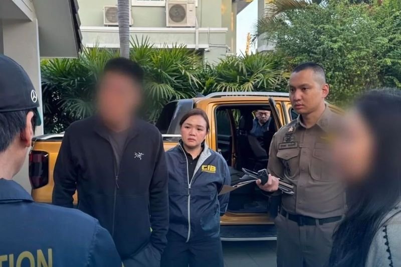 In China wird ein Trio gesucht, weil sie Tausenden von Landsleuten gefälschte Börsengänge angepriesen haben. Drei chinesische Staatsangehörige, die beschuldigt werden, einen massiven Anlagebetrug organisiert zu haben, bei dem 10.000 Opfer um 7 Milliarden Baht betrogen wurden, sind in Bangkok und Chiang Mai verhaftet worden.