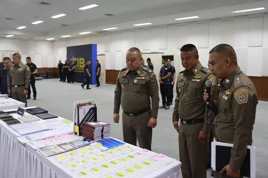 Ein Brite und fünf Thailänderinnen wurden verhaftet, weil sie angeblich mehr als 400 thailändische und ausländische Opfer – viele von ihnen Rentner in Pattaya – mit dem Versprechen exorbitanter Renditen aus dem Aktienhandel in einen Anlagebetrug gelockt haben.