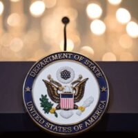 Die Vereinigten Staaten haben die Bearbeitung von Einwanderungsvisa für Staatsangehörige aus 75 Ländern, darunter Thailand, vorläufig ausgesetzt. Ziel ist es, die Einreise von Personen zu verhindern, die voraussichtlich auf staatliche Unterstützung angewiesen sein werden. Diese Entscheidung, die ab dem 21. Januar gilt, ist das Ergebnis einer Überprüfung der Prüf- und Auswahlverfahren des US-Außenministeriums gemäß geltendem Einwanderungsrecht. Die Aussetzung soll Antragsteller abweisen, die möglicherweise in den USA auf staatliche Leistungen angewiesen sind.