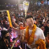 Laut der zweiten landesweiten Rajabhat-Umfrage, die am 29. Januar veröffentlicht wurde, führen die Volkspartei und ihr Premierministerkandidat Natthaphong „Teng“ Rueangpanyawut vor den thailändischen Parlamentswahlen am 8. Februar weiterhin deutlich. Die Umfrage deutet auf eine Verschiebung in der Rangliste hinter dem Spitzenreiter hin: Pheu Thai rückt auf den zweiten Platz vor Bhumjaithai vor.