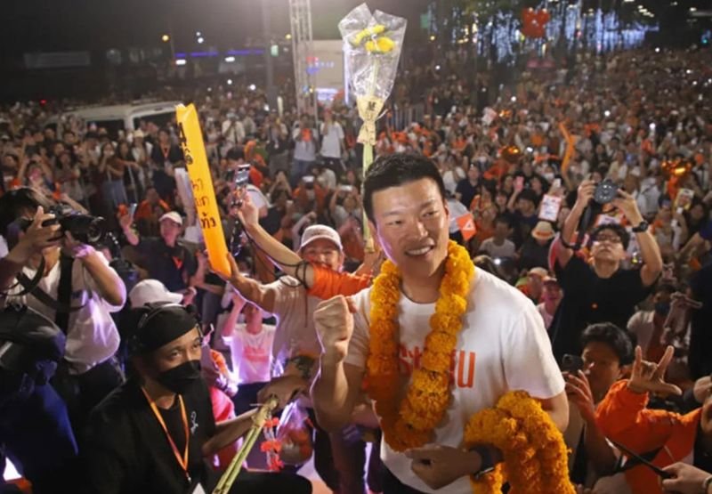 Laut der zweiten landesweiten Rajabhat-Umfrage, die am 29. Januar veröffentlicht wurde, führen die Volkspartei und ihr Premierministerkandidat Natthaphong „Teng“ Rueangpanyawut vor den thailändischen Parlamentswahlen am 8. Februar weiterhin deutlich. Die Umfrage deutet auf eine Verschiebung in der Rangliste hinter dem Spitzenreiter hin: Pheu Thai rückt auf den zweiten Platz vor Bhumjaithai vor.