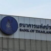 Die thailändische Zentralbank erklärte am Mittwoch (7. Januar), dass die Wirtschaft vor Herausforderungen stehe, darunter ein anhaltender Rückgang der Wettbewerbsfähigkeit, wobei die Exporte voraussichtlich durch US-Zölle und den anhaltend überbewerteten Baht negativ beeinflusst würden.