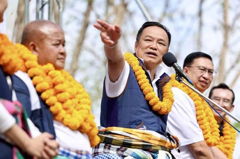 Die Bhumjaithai-Partei des amtierenden Premierministers Anutin Charnvirakul erhielt im November die größten Spenden, genauer gesagt 58 Millionen Baht, während die oppositionelle Volkspartei 1,5 Millionen Baht erhielt, wie die Wahlkommission (EC) mitteilte.Die Kommission legte im November letzten Jahres Spenden für 17 politische Parteien offen. In diesem Monat gab es 222 Spender, die insgesamt 82 Millionen Baht spendeten.