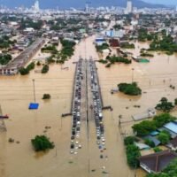 Die dritte Katastrophe ereignete sich Ende 2025, als beispiellose Regenfälle Südthailand verwüsteten. Der Bezirk Hat Yai in der Provinz Songkhla wurde am 24. November 2025 nach extremen Starkregenfällen, verursacht durch ein sogenanntes „Regenbomben“-Phänomen, zum Katastrophengebiet erklärt. In den Bezirken Na Mom und Khao Kor Hong fielen innerhalb von drei Tagen insgesamt 942 Millimeter Regen.