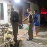 Ein thailändisch-norwegischer Mann, der seine Freundin in einem Anfall von Eifersucht mit einer selbstgebauten Bombe bedrohte, während sie mit einem anderen Paar vor seinem Haus in Chonburi etwas tranken, zündete diese, indem er sie auf den Tisch warf, wodurch alle vier verletzt wurden, berichtete Amarin TV gestern (25. Januar).