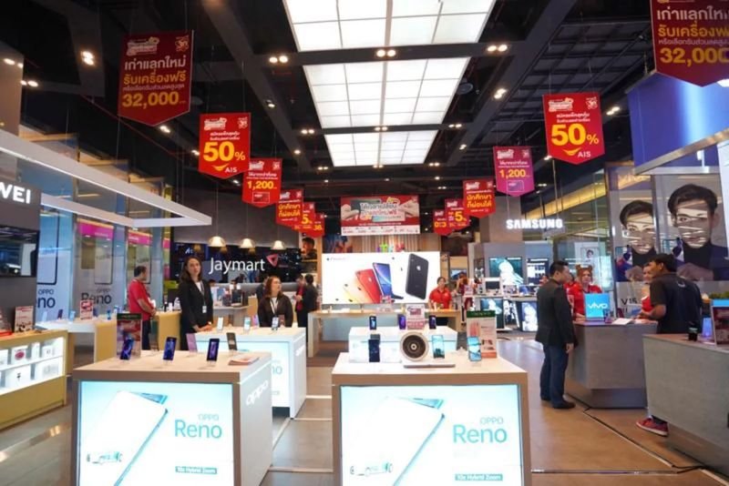 Trotz wirtschaftlicher Schwierigkeiten hat Jaymart Mobile Co Ltd ihr Filialnetz weiter ausgebaut, um die Netzabdeckung zu erhöhen, während Singer Thailand den Schwerpunkt verstärkt auf Smartphone-Kredite legt. Beide Unternehmen streben danach, ihren Anteil am thailändischen Smartphone-Markt mit einem Volumen von 100 Milliarden Baht zu vergrößern. Jaymart Mobile und Singer Thailand haben kürzlich gemeinsam mobile Kredite eingeführt und damit erstmals in Thailand vollständig online Kreditanträge ermöglicht.