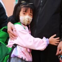 Der Wetterdienst teilte am Freitag mit, dass das kühle Wetter voraussichtlich auch am Samstag und Sonntag anhalten und dann von warmem Wetter abgelöst werden wird. „Diese kühle Wetterlage wird nur von kurzer Dauer sein. Die Temperaturen werden ab dem 26. Januar wieder steigen“, sagte Phanthipha Leenalat, leitende Meteorologin, am Freitag gegenüber CU Radio.