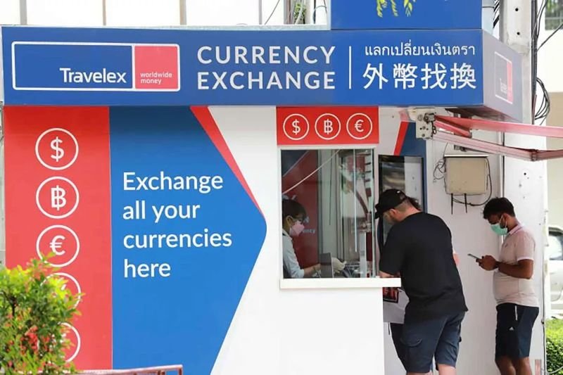 Da der Baht gegenüber dem US-Dollar an Wert gewinnt und zum ersten Mal seit fast fünf Jahren die Marke von 31 zum Dollar überschritten hat, dürfte sich dies auf die Buchungen für die nächsten Monate und während der Nebensaison auswirken und die Ausgaben der Touristen dämpfen.