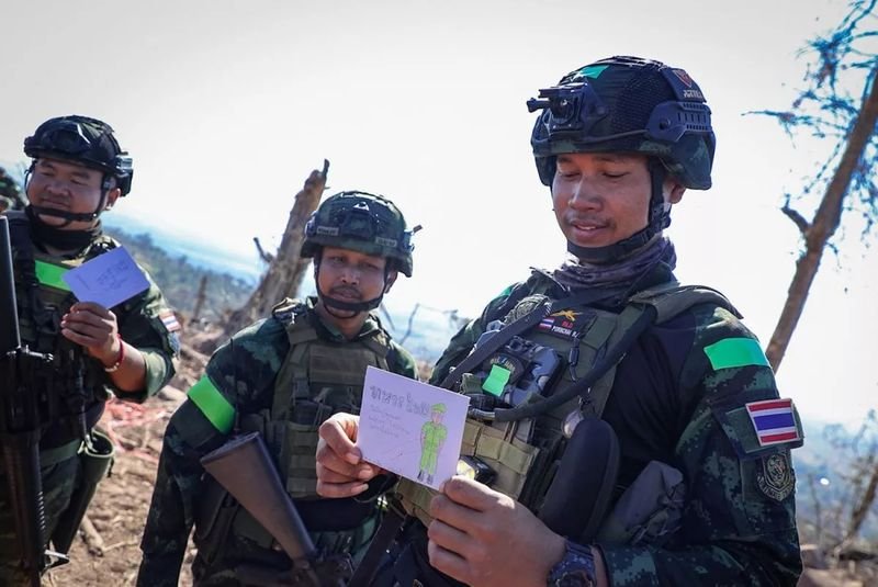 Großmächte, diplomatische Vertretungen und humanitäre Organisationen haben Thailand für die Freilassung von 18 kambodschanischen Soldaten und die Stärkung der Dynamik hinter dem fragilen Waffenstillstand zwischen den beiden Ländern gelobt.