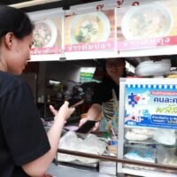 Das staatliche Zuzahlungsprogramm Khon La Khrueng (halb-halb) Plus ist offiziell beendet worden. Mehr als 9,21 Millionen Teilnehmer haben ihre ihnen zustehenden Leistungen vollständig in Anspruch genommen, während über 10,5 Millionen Nutzer ihre Ansprüche nicht ausgeschöpft haben. Die Ausgaben im Rahmen des Programms beliefen sich auf 84,18 Milliarden Baht und trugen laut Finanzministerium zu einem geschätzten Wirtschaftswachstum von 0,2 % bei.