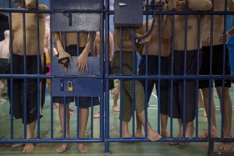 Die thailändischen Behörden ermitteln wegen schockierender Vorwürfe, wonach ein polizeinahes Netzwerk die Flucht von über 100 chinesischen Gefangenen aus der Abschiebehaft organisiert haben soll. Die Gefangenen flohen Berichten zufolge in Drittländer und entgingen so harten Strafen. An dem Netzwerk sollen korrupte Beamte, Vermittler, Anwälte und Komplizen aus Thailand und China beteiligt gewesen sein.