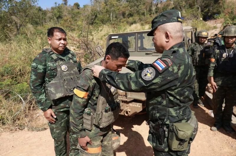 Kambodscha brach am Dienstagmorgen den Waffenstillstand, indem es Mörsergranaten auf das Gebiet Chong Bok in Ubon Ratchathani abfeuerte und einen thailändischen Soldaten verletzte, teilte die 2. Armee mit. Der Vorfall ereignete sich um 7:25 Uhr im Bezirk Nam Yuen, wie es in der Mitteilung hieß. Die Mörsergranaten wurden von kambodschanischer Seite abgefeuert und schlugen vor Hügel 469 ein.